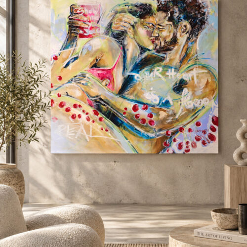 Ein farbenfrohes Acrylgemälde eines sich umarmenden Liebespaares vor türkisfarbenem Meer mit Rosenblättern, einer aufblühenden Rose und ausdrucksstarken Schriftzügen über Liebe, Vertrauen und Echtheit.