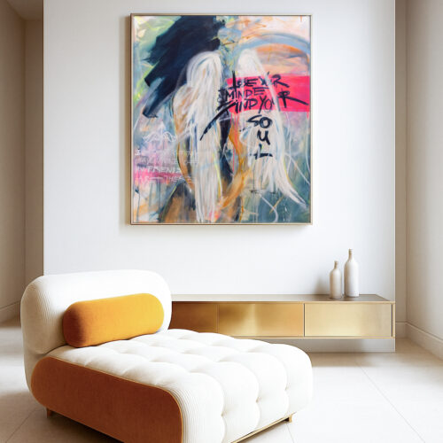 Abstraktes Gemälde eines Engels von hinten mit Flügeln, in ausdrucksstarken Farbschichten und Schrift „Lose your mind find your soul“, moderne Kunst von Daniela Filippelli