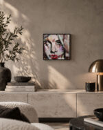 WINK – Scars to Your Beautiful von Daniela Filippelli, expressives Frauenportrait in Acryl auf Leinwand, 30 × 30 cm, mit einem geöffneten grünen Auge und einem zwinkernden Auge.